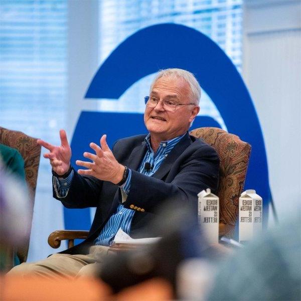 Bror Saxberg talks with an audience member during the President's Forum on October 25.
